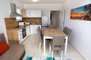 Charming 2-Bedroom Apartment with Stunning Views in Okrug Gornji - 7
