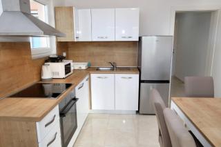 Charming 2-Bedroom Apartment with Stunning Views in Okrug Gornji - 6