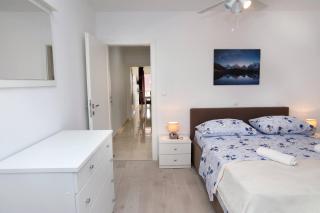 Charming 2-Bedroom Apartment with Stunning Views in Okrug Gornji - 5