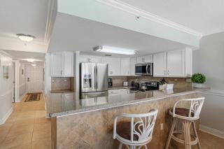 Islander E 7011 Stunning oceanfront condo with pool & gym access - 7