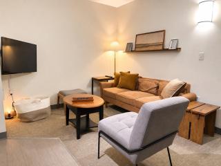 Cream City Industrial Loft Near Fiserv with Parking - Suite 3 - Sleeps 8 - 9