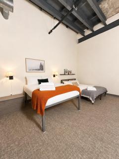 Cream City Industrial Loft Near Fiserv with Parking - Suite 3 - Sleeps 8 - 8