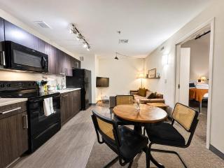 Cream City Industrial Loft Near Fiserv with Parking - Suite 3 - Sleeps 8 - 1