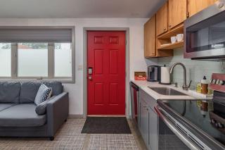 2 Mins from Airport 1 BDR with Large Backyard - 2