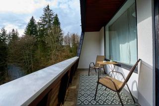 Panoramabalkon mit Pool und Sauna im Haus - 1