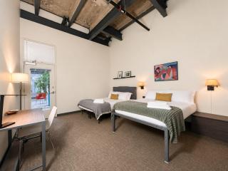 Cream City Industrial Loft Near Fiserv with Parking - Suite 2 - Sleeps 8 - 8