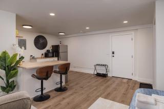 Stylish Downtown Studio - Free Parking plus Kitchen - 6