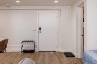 Stylish Downtown Studio - Free Parking plus Kitchen - 2
