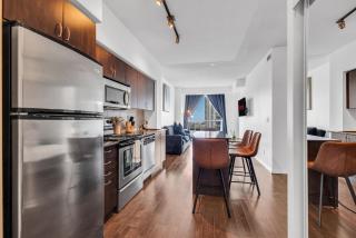 Urban 1BR Plus Den Suite - Sleeps 6 - 3