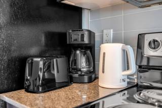 Urban 1BR Plus Den Suite - Sleeps 6 - 1