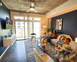 CDT PHX Stay Pool Gym Balcony WD Parking - 9