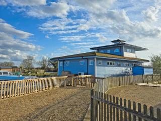 Flag House - Ukc7074 - 2
