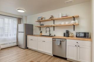 Downtown 1 Bedroom Flat with Views - 7