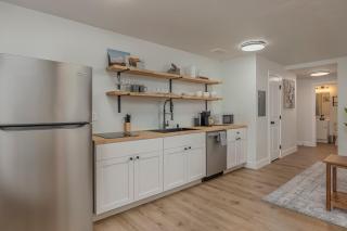 Downtown 1 Bedroom Flat with Views - 2