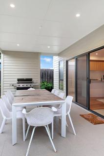 Madeley Family Getaway- Sleeping 8, central, aircon, close to shops, beach, parks, spacious - 9