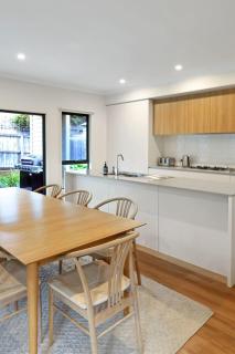 Madeley Family Getaway- Sleeping 8, central, aircon, close to shops, beach, parks, spacious - 8