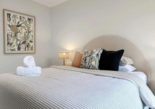 Madeley Family Getaway- Sleeping 8, central, aircon, close to shops, beach, parks, spacious - 2