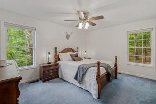 RidgeHaven Retreat Massanutten 4BR Cabin w Fire Pit Games & Outdoor Dining - 5
