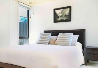 Beach luxury retreat- 2 bedroom, 2 bathroom, shops, pet friendly, parking - 6