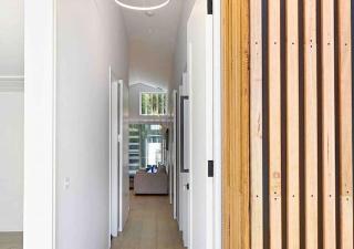 Beach luxury retreat- 2 bedroom, 2 bathroom, shops, pet friendly, parking - 2
