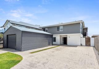 Hood Road Beach House- Hamptons inspired sleeps 9 - 5