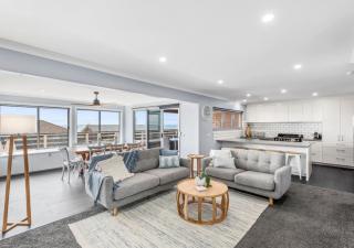 Hood Road Beach House- Hamptons inspired sleeps 9 - 0