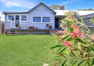 Dare Street Family Getaway- Walk to beach + shops - 7