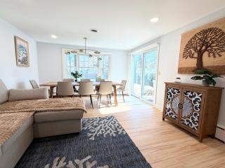 Sunny Hyannis beach retreat, walk to downtown, 3 bedrooms, sleeps 10 - 3