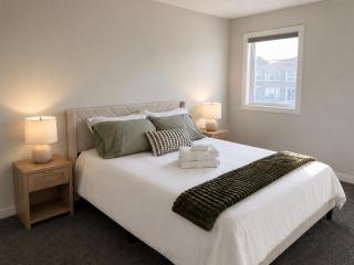 Modern Calgary Home - Airport Retreat - 4 Bedroom - Sleeps 8- AC - Luxury Living - 3