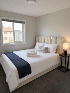 Modern Calgary Home - Airport Retreat - 4 Bedroom - Sleeps 8- AC - Luxury Living - 5