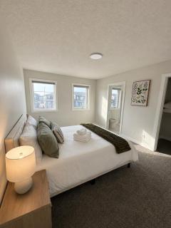 Modern Calgary Home - Airport Retreat - 4 Bedroom - Sleeps 8- AC - Luxury Living - 8
