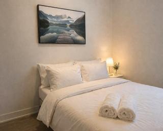 stylish Condo CN Tower View Near St Lawrence for 4 - 6