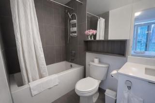 stylish Condo CN Tower View Near St Lawrence for 4 - 5