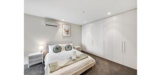 Luxury CBD Views, 2 Bedroom Apartment with Rooftop Jacuzzi and City Views - 3