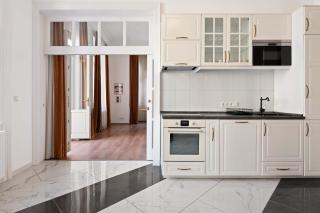 Grand Boulevard Gem Historic Apt with Balcony Views - Budapest - 8