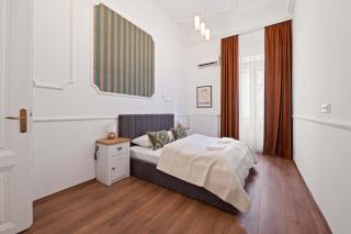 Grand Boulevard Gem Historic Apt with Balcony Views - 3