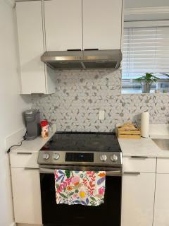 Modern & Cozy 2BR Suite Near Shops & Dining in clayton height - 2