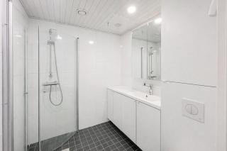 Bright Top Floor Room Near Airport and Outside Swimming Pond - 4