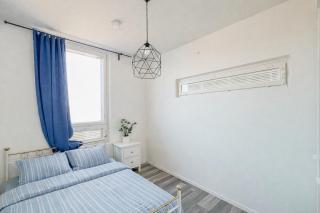 Bright Top Floor Room Near Airport and Outside Swimming Pond - 3