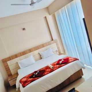 Luxury Stays Near Prem Mandir - 0