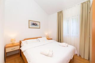 APARTMENTS JELENA 1,2,3,4 & 5 SUPETAR - free parking - Supetar - 9