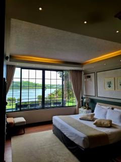 Royal Lake Hotel - 8