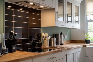 Crossloan Cottage Stylish Village Escape in Comrie - 6