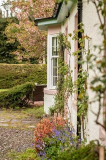 Crossloan Cottage Stylish Village Escape in Comrie - 1