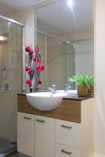 Chic 1BR Retreat Heart of City Pool&Gym Views - 7