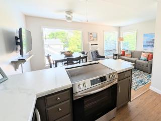 Sunny Beach Retreat Top Floor Lake Views - 5