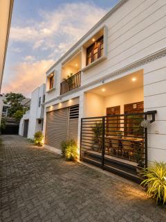 Lanka Twin Residences - Entire 3BR King Apartment - 0