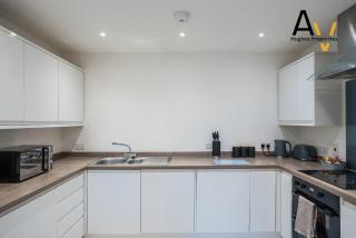 Deluxe Two-Bedroom Apartment - Parking, Central Location, 7 Mins from Station By AV Hughes Properties - 4