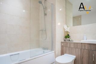 Deluxe Two-Bedroom Apartment - Parking, Central Location, 7 Mins from Station By AV Hughes Properties - 3