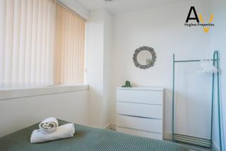 Deluxe Two-Bedroom Apartment - Parking, Central Location, 7 Mins from Station By AV Hughes Properties - 5